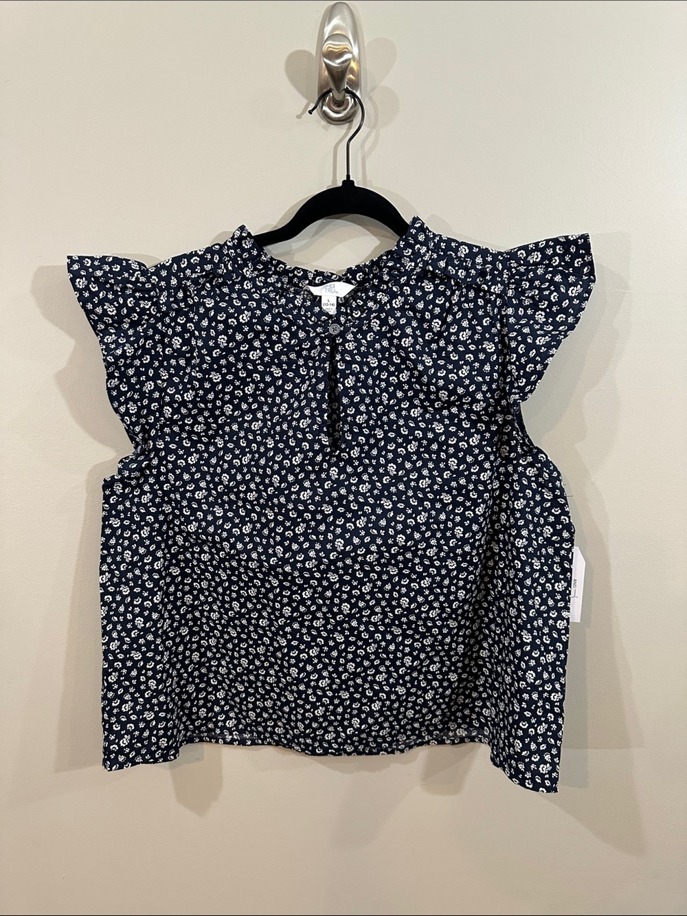 NWT Time and Tru Navy and White Floral Flutter Sleeve Top